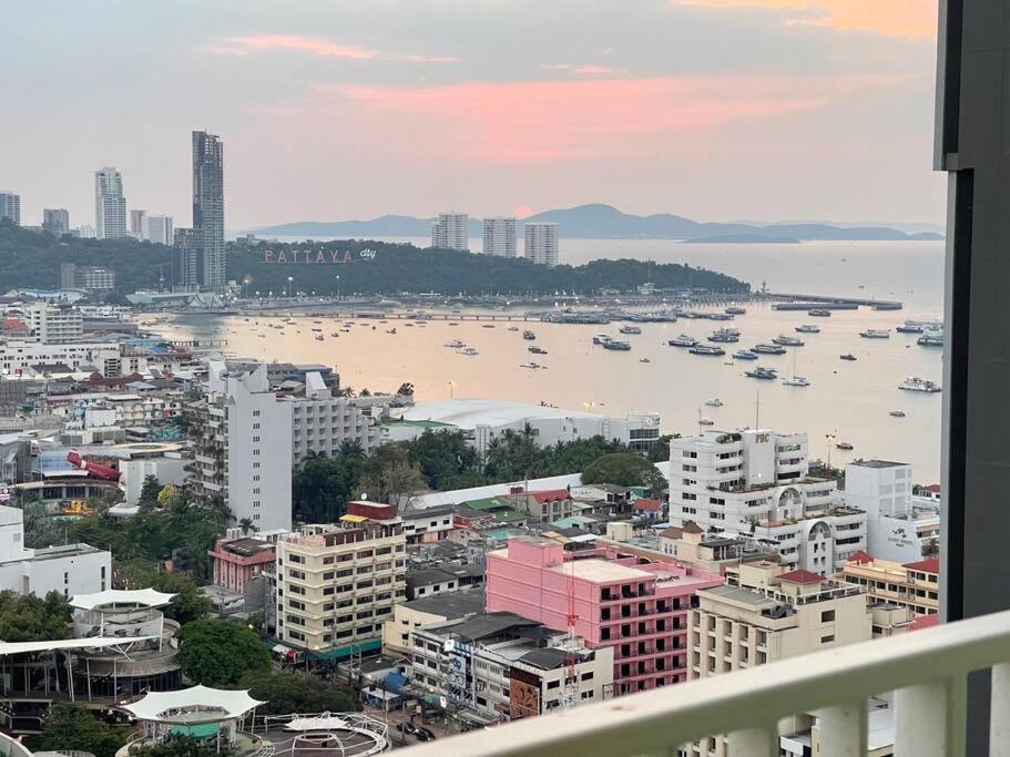 Base Central Pattaya Long Balcony King-Bed With Infinity Pool & Free Netflix! Exterior photo